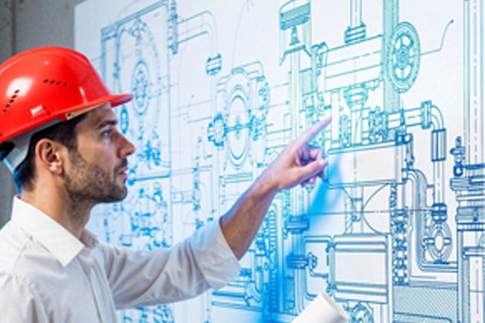 Ingenieros revisando planos en planta