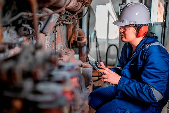 Técnico revisando PTAR. Planta de aguas residuales