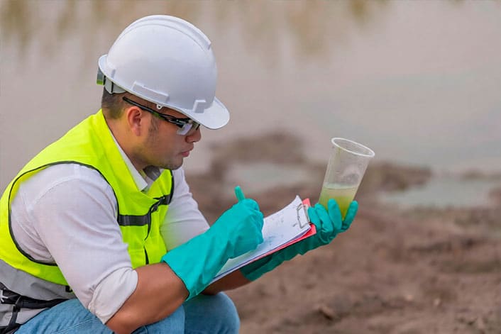 Operario tomando muestra de agua