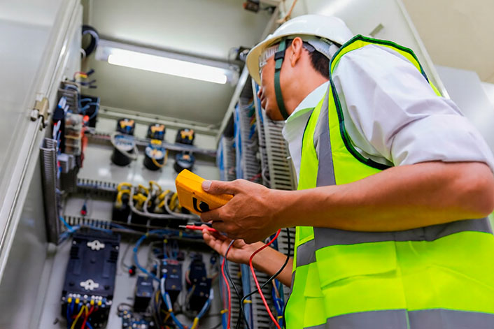 Electrico-nosotros-revision Técnico realizando mantenimiento industrial