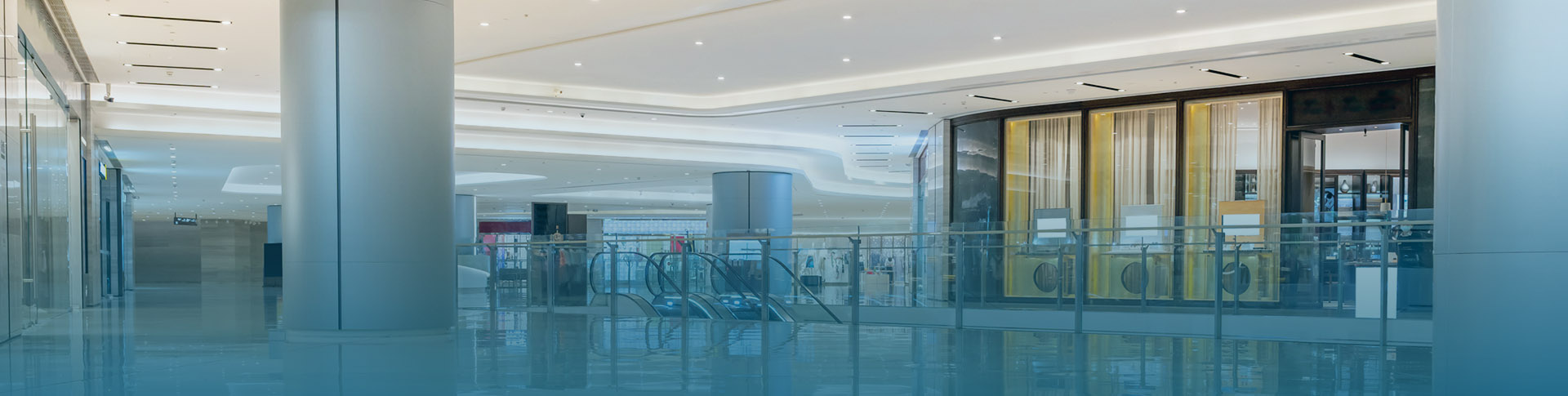 Interior de centro comercial con sistema de agua