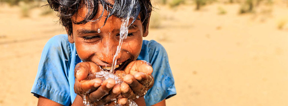 Niño bebiendo agua potable